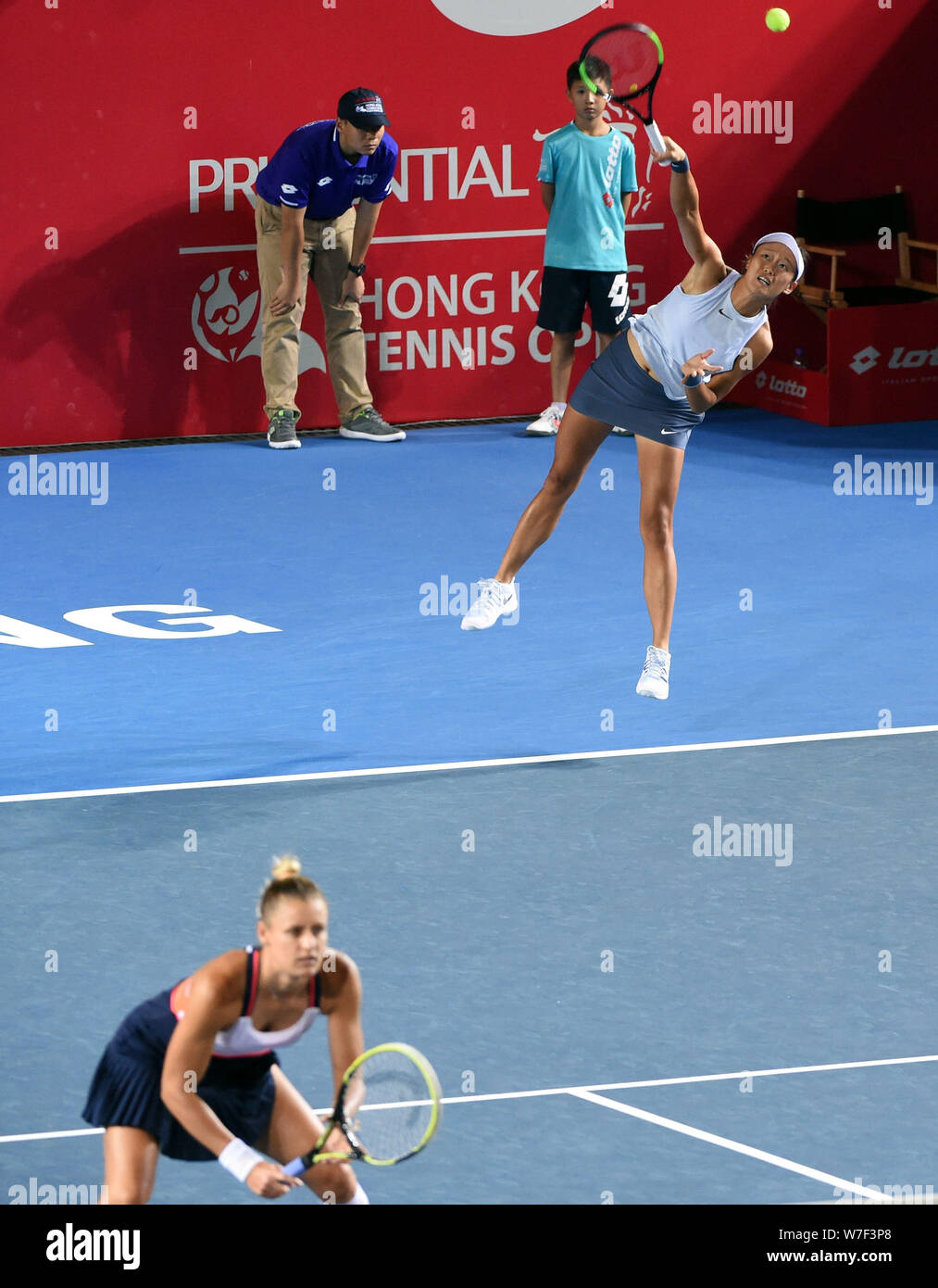 Chang Kai-Chen di Taipei cinese, destra serve come lei e Monique Adamczak dell Australia competere contro Lu Jiajing e Wang Qiang della Cina in loro s Foto Stock