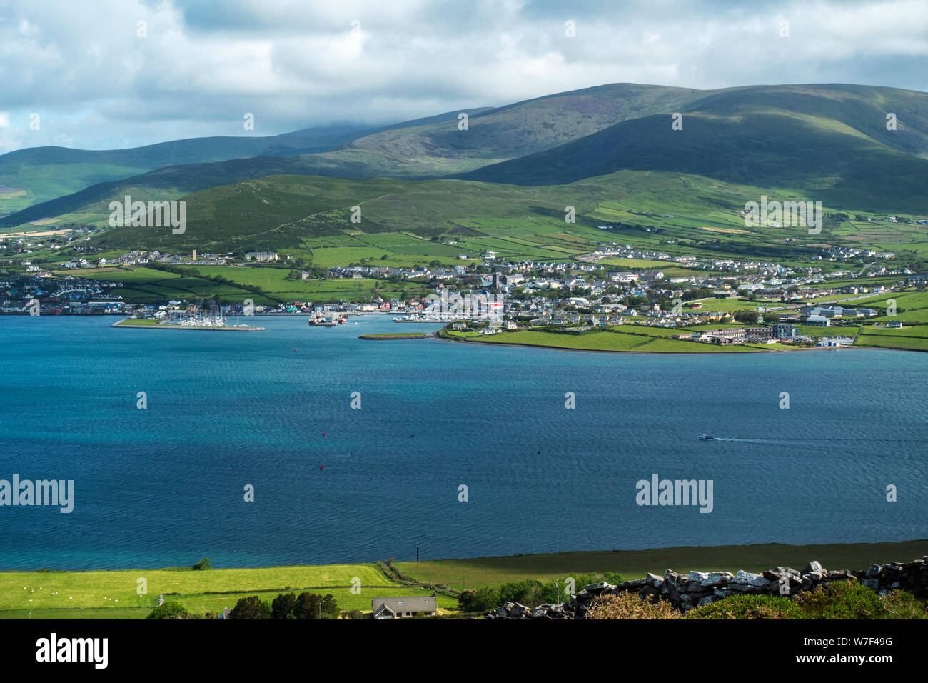Vista su tutta la baia di Dingle a Dingle città dalla collina Ballymacadoyle sulla penisola di Dingle, nella contea di Kerry, Repubblica di Irlanda Foto Stock