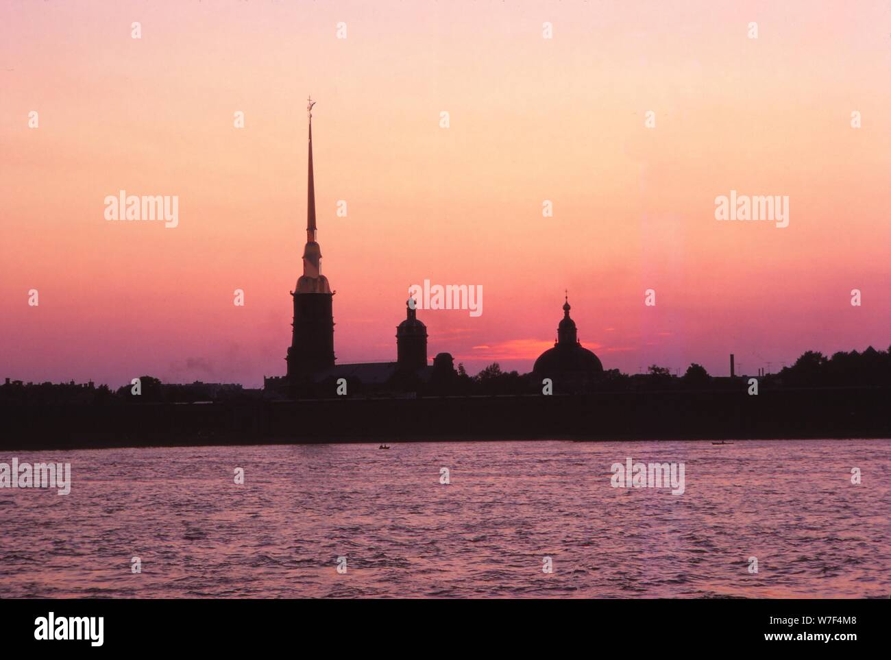 Leningrado URSS - Pietro + Paolo Forteess e il fiume Neva al tramonto. Artista: CM Dixon. Foto Stock