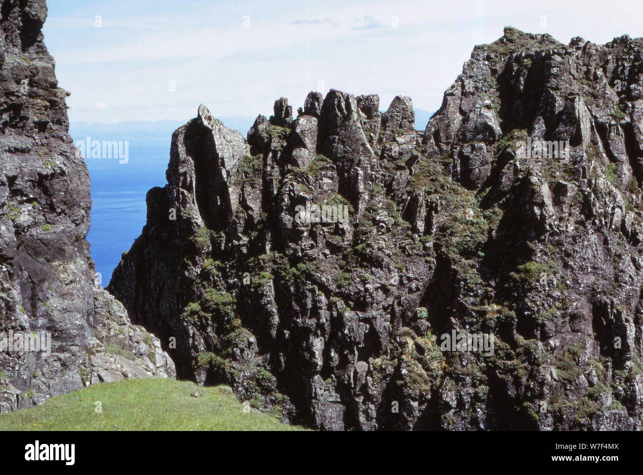 Rocce Quirang, visualizzare dalla tabella, Isola di Skye in Scozia, xx secolo. Artista: CM Dixon. Foto Stock