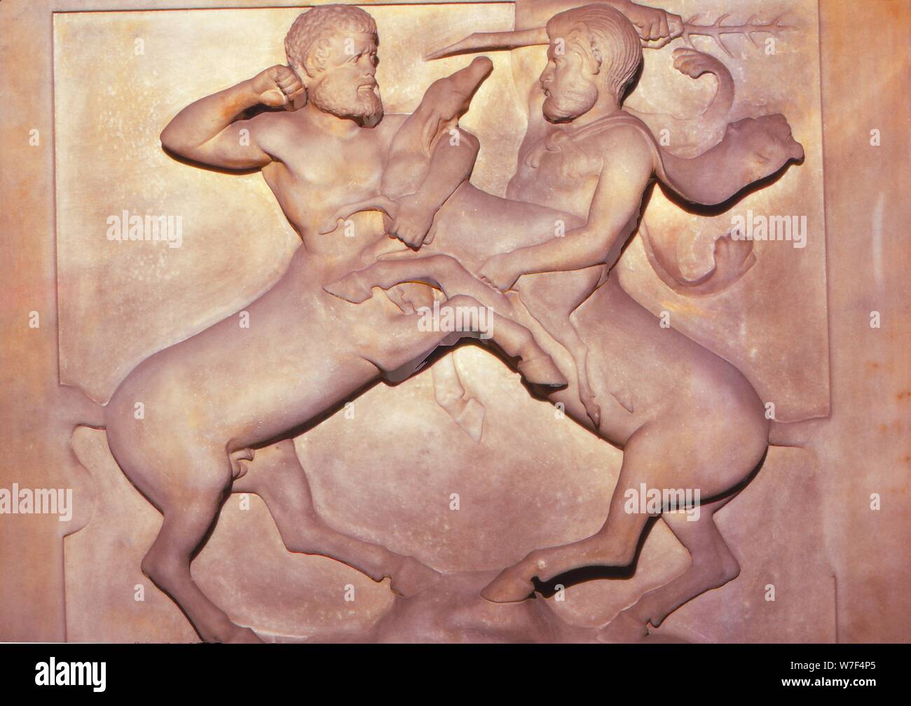 Due centauri in lotta per un giovane cervo, fine del V secolo A.C. (xx secolo). Artista: sconosciuto. Foto Stock