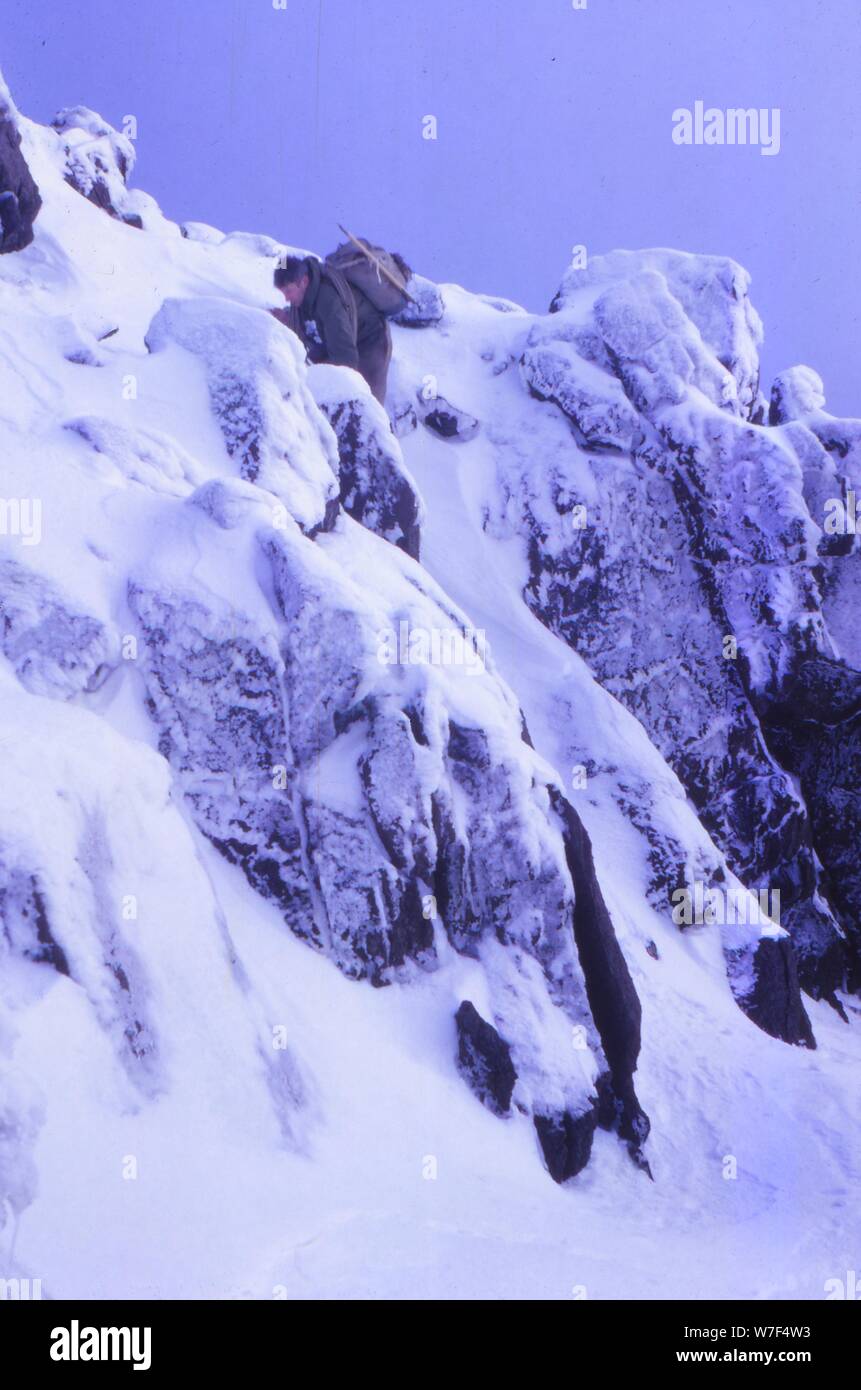"I cristalli di nebbia', o trasformata per forte gradiente Frost formazioni rocciose, Cuillin Hills, Isola di Skye in Scozia, xx secolo. Artista: CM Dixon. Foto Stock