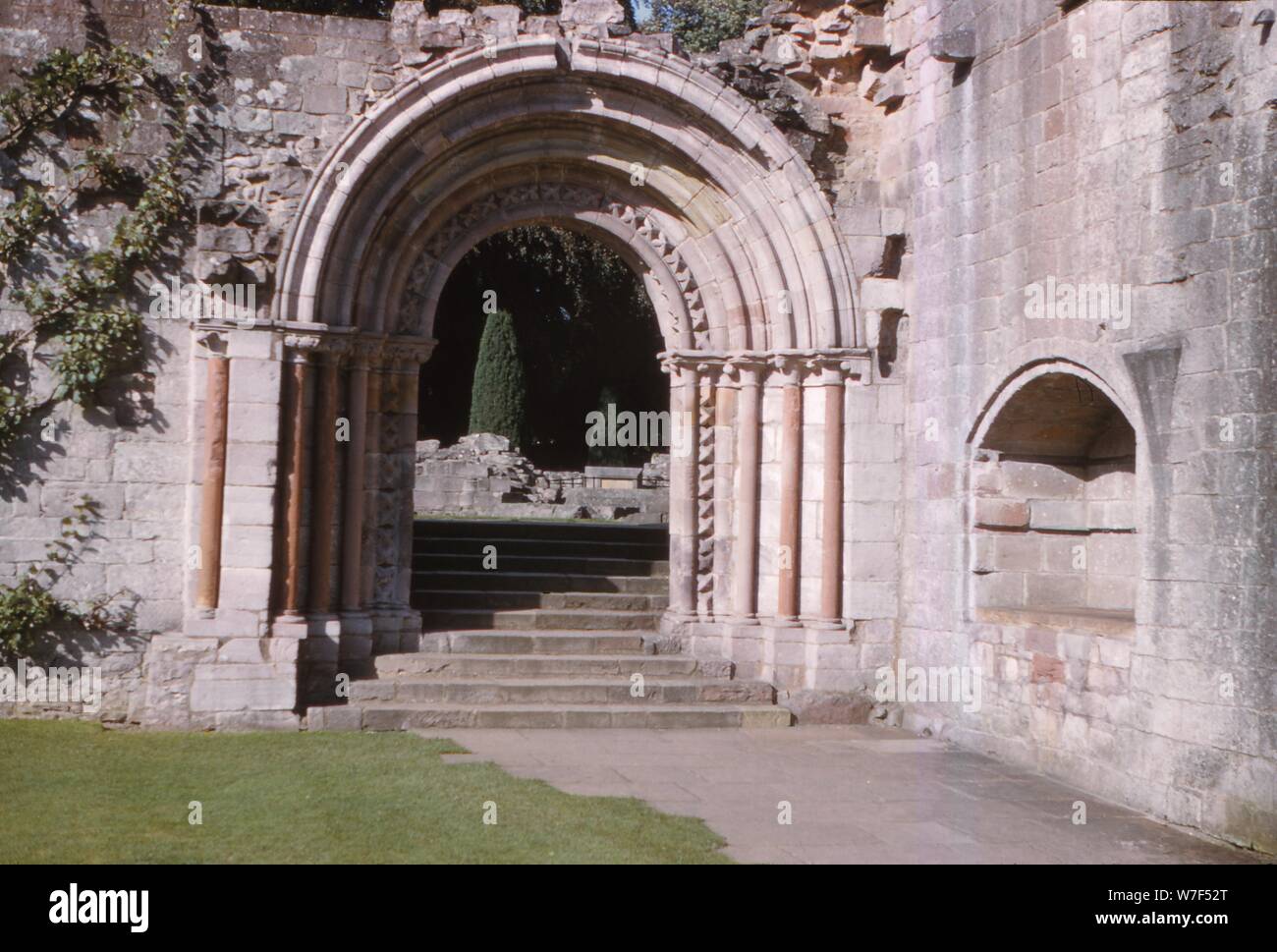 Arco Normanno che conduce al chiostro, Dryburgh Abbey, Berwick-shire, Scozia, xx secolo. Artista: CM Dixon. Foto Stock