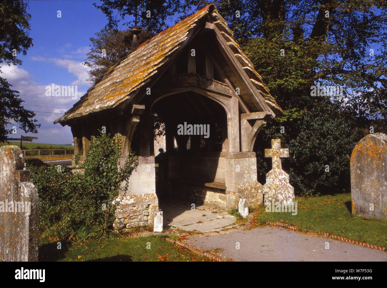 Lychgate di WINFRITH NEWBURGH Chiesa, Dorset, xx secolo. Artista: CM Dixon. Foto Stock