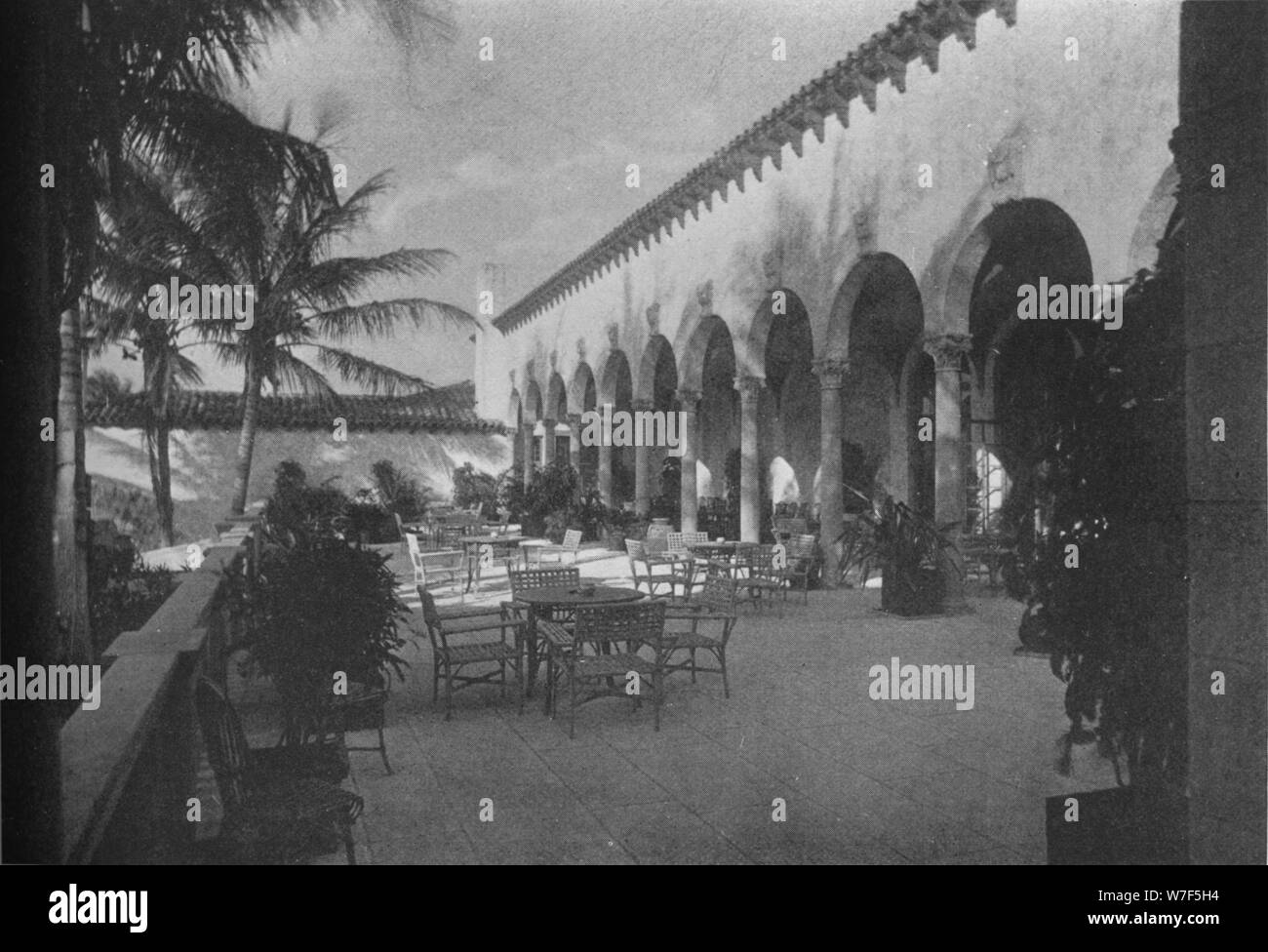 Terrazza e arcade, Gulf Stream Golf Club, Palm Beach, Florida, 1925. Artista: sconosciuto. Foto Stock