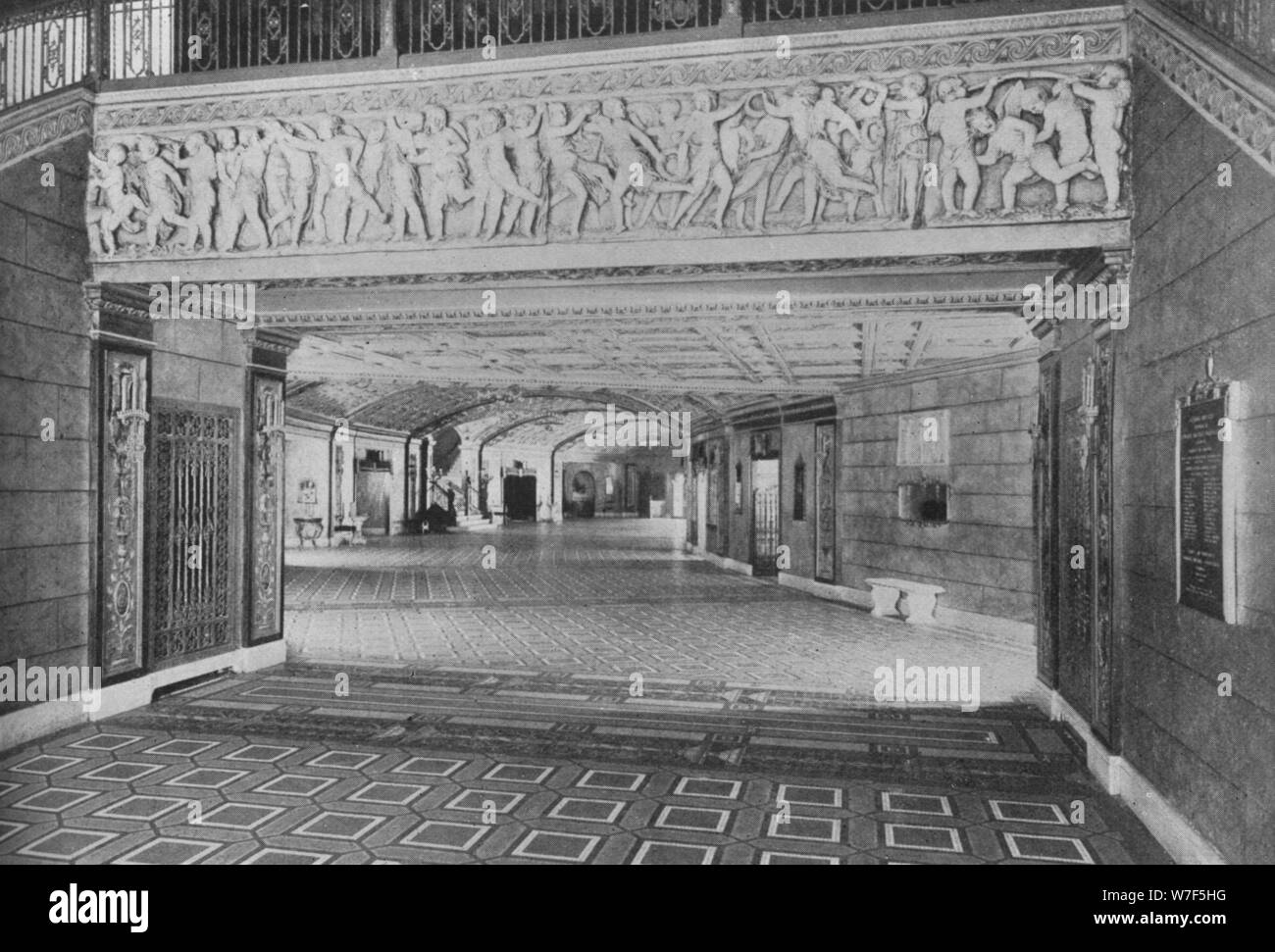 Atrio principale dall'entrata, Capitol Theatre, Chicago, Illinois, 1925. Artista: sconosciuto. Foto Stock