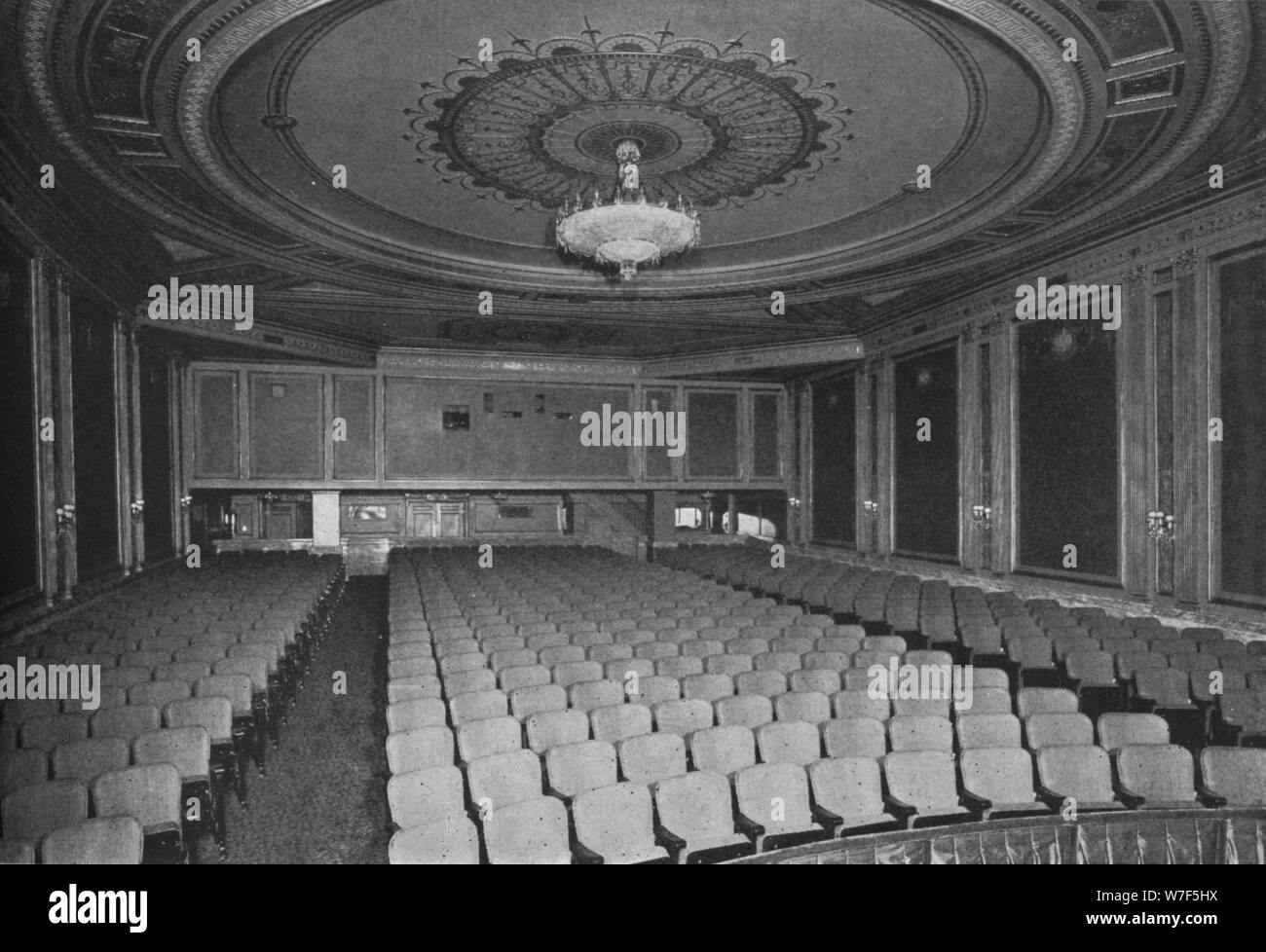 Auditorium dal palco, Cameo Theatre di New York, 1925. Artista: sconosciuto. Foto Stock
