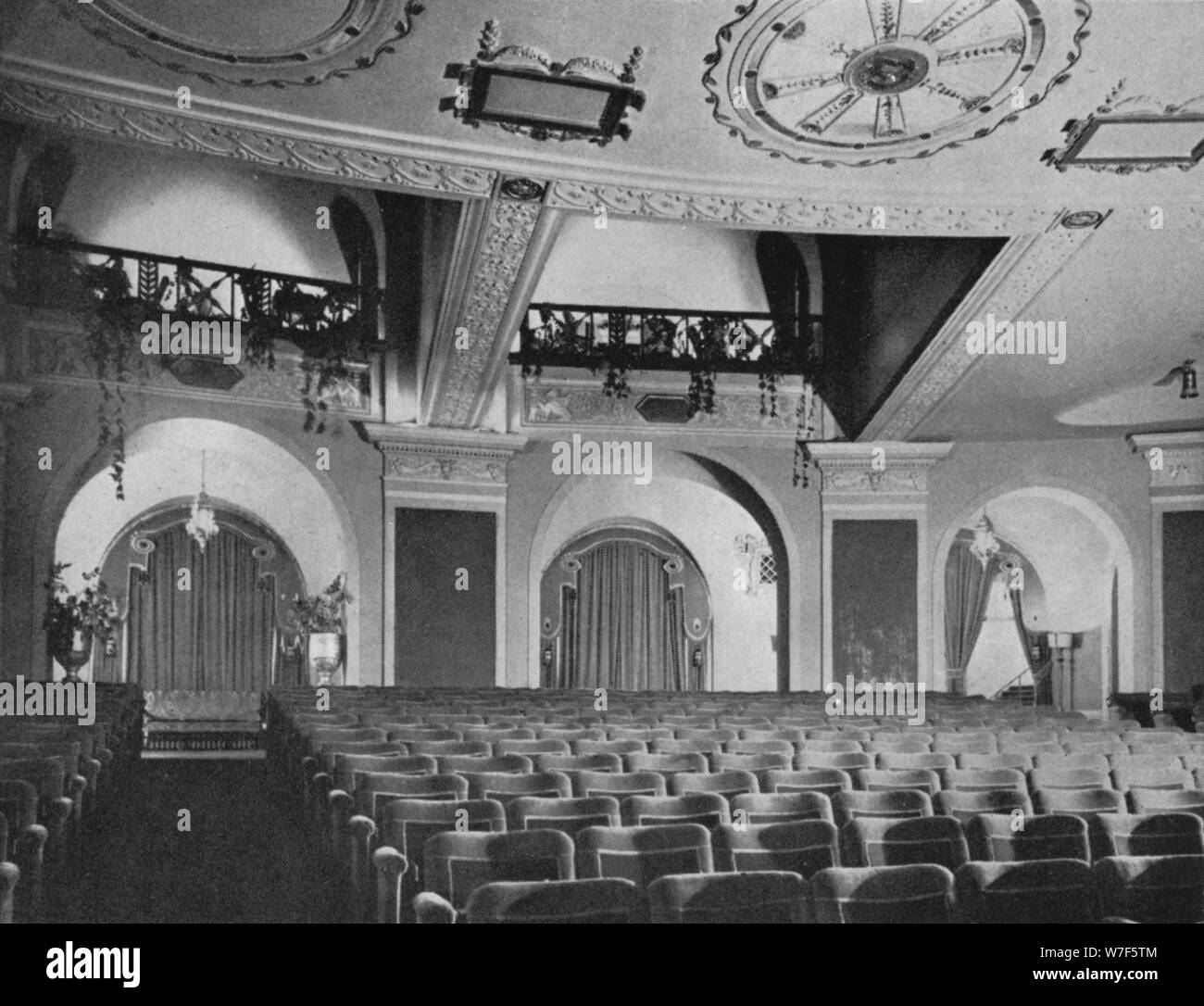 Vista della scatola e orchestra foyers dal palco, Regent Theatre di Brighton, Sussex, 1922. Artista: sconosciuto. Foto Stock