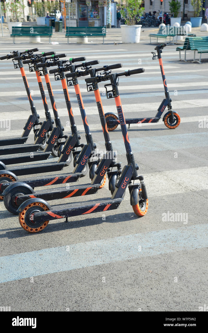 L'Italia, Lombardia, Milano, Piazzale Stazione Genova Piazza, Scooter elettrico Foto Stock