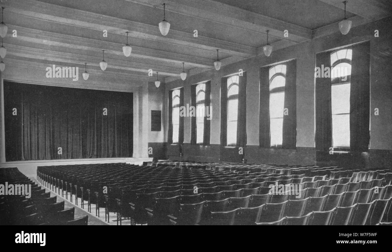 Interno dell'auditorium, David vale la pena di Dennis Junior High School, Richmond, Indiana, 1922. Artista: sconosciuto. Foto Stock