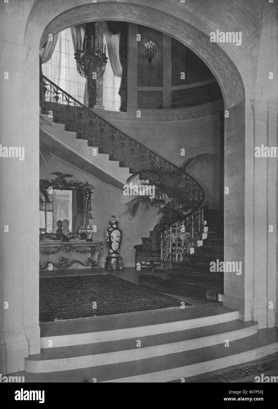 Stair hall, casa di Mrs William Hayward, New York, 1922. Artista: sconosciuto. Foto Stock