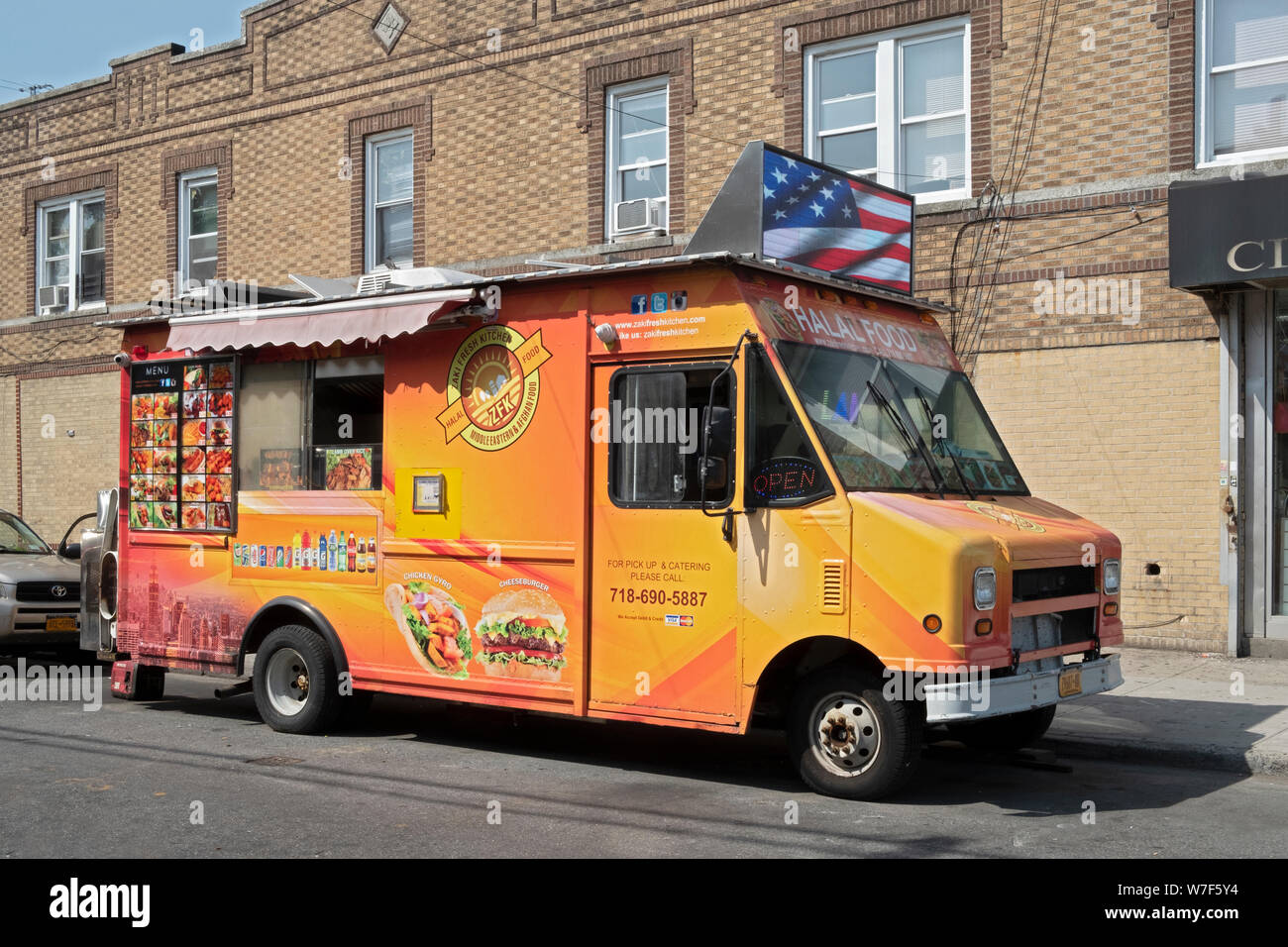 Un cibo Halal vendita carrello Middle Eastern & cibo afghano. Parcheggiato fuori Liberty Ave. in Richmond Hill, Queens, a New York. Foto Stock