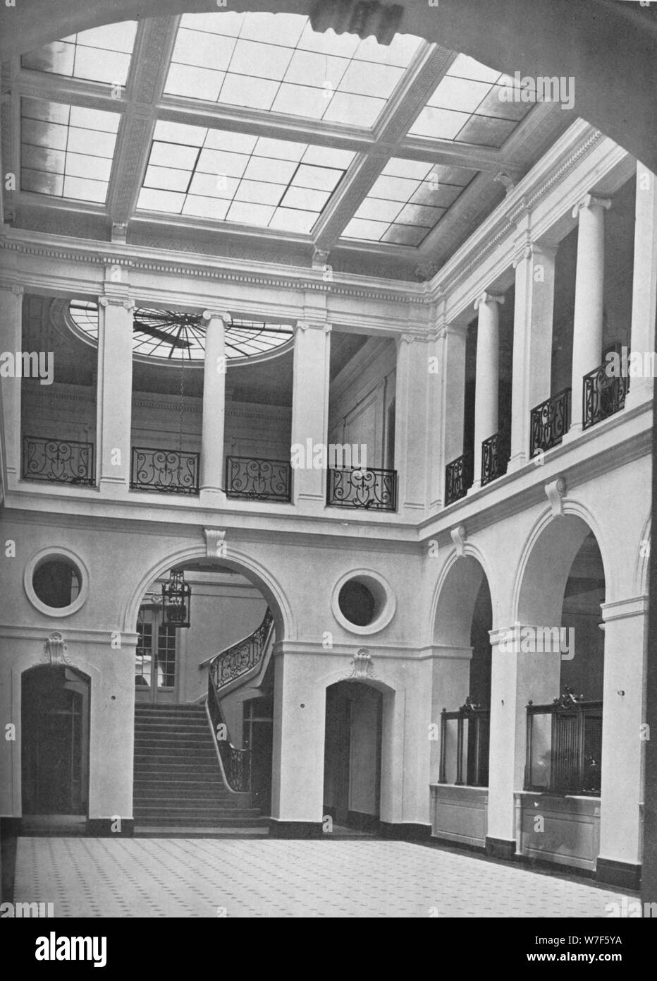 Interno di uno spazio pubblico, Illinois Life Insurance Company Building, Chicago, Illinois, 1923. Artista: sconosciuto. Foto Stock