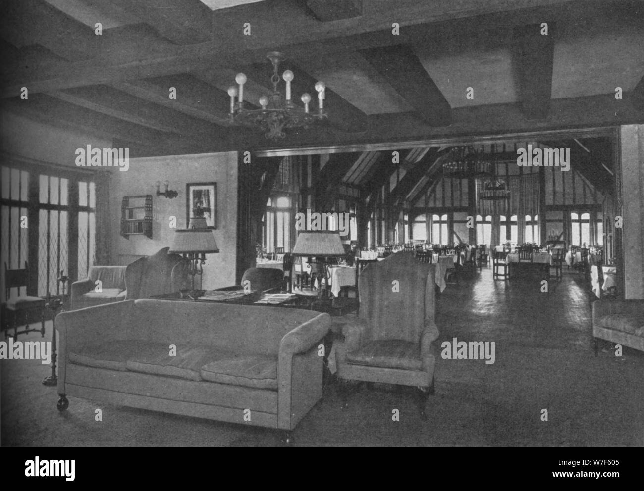 Vista della sala da pranzo dal salotto, Glen Visualizza Club, Glenview, Illinois, 1925. Artista: sconosciuto. Foto Stock