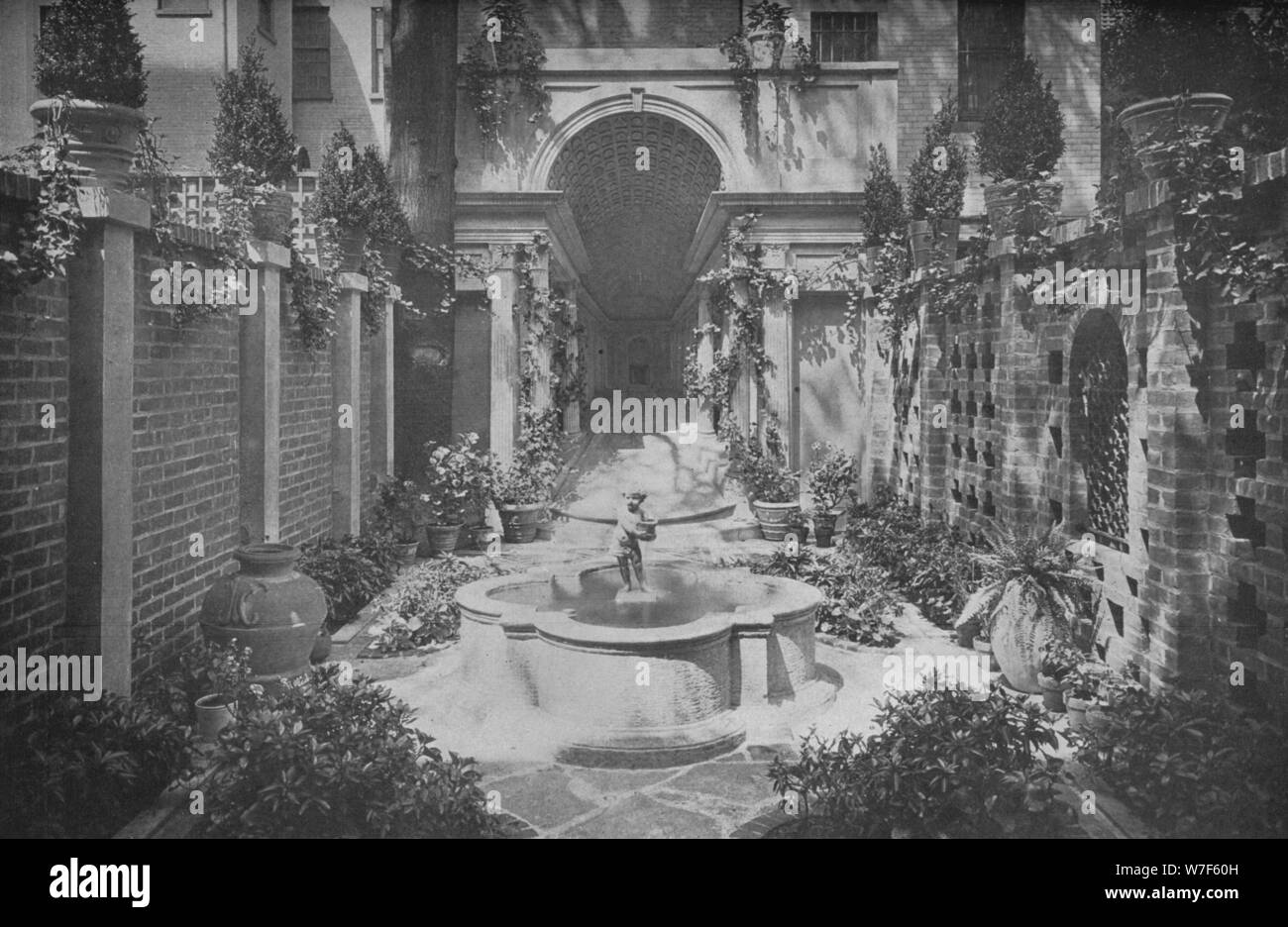 Il giardino della casa di Beniamino legno, New York, 1926. Artista: sconosciuto. Foto Stock