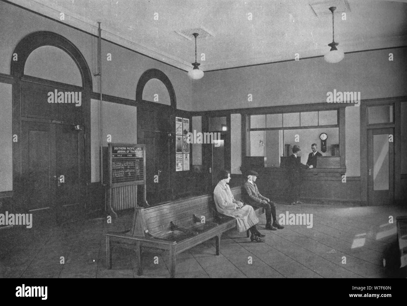 Sala di attesa, stazione di Redlands, California, 1926. Artista: sconosciuto. Foto Stock