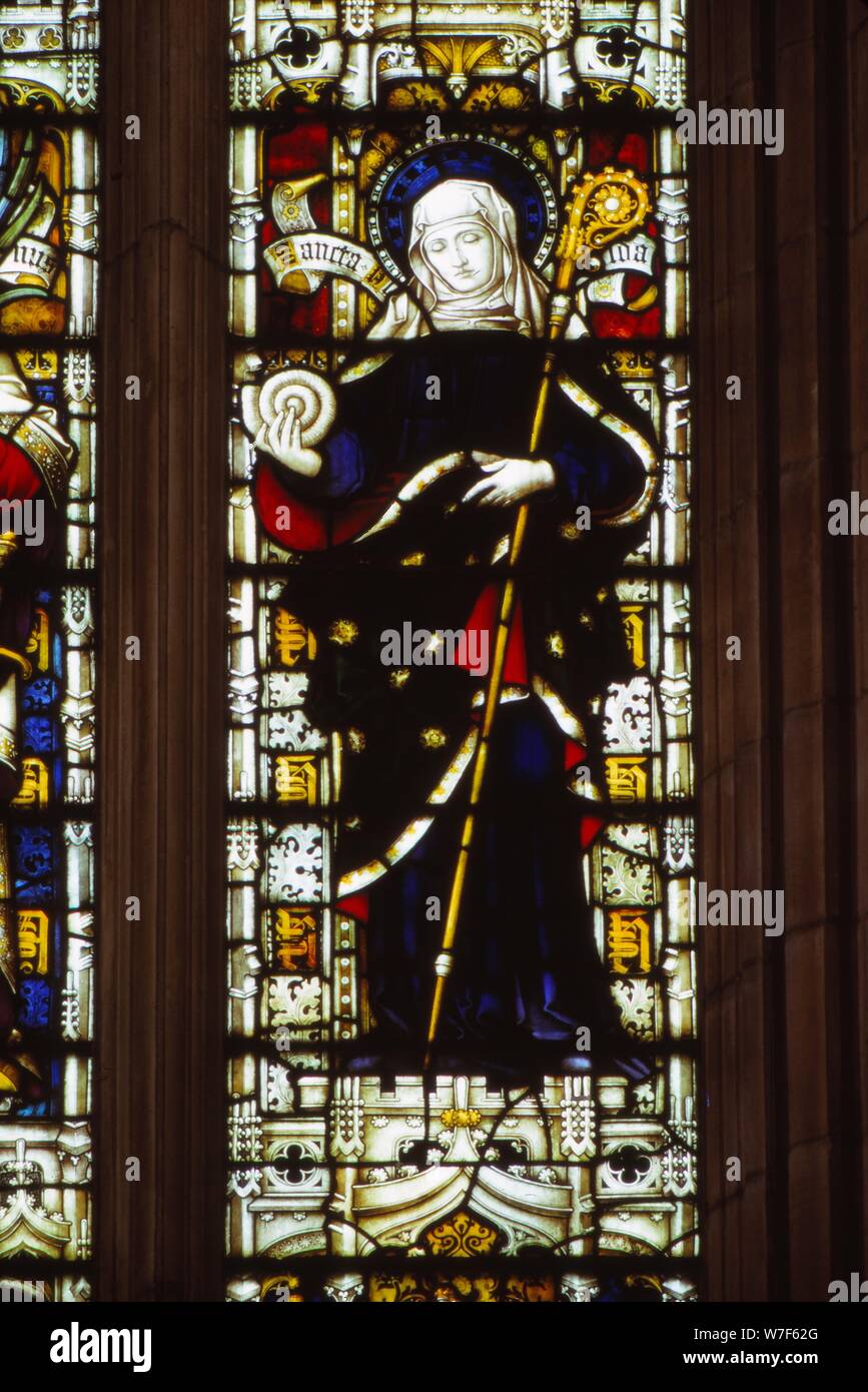 San Hilda di Whitby tenendo l'Ammonita, finestra Occidentale, Cattedrale di Hereford, xx secolo. Artista: CM Dixon. Foto Stock