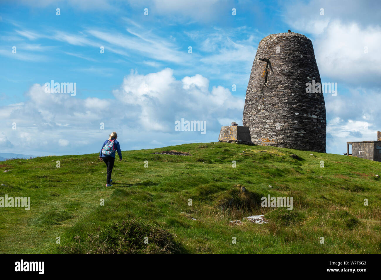 Percorso a piedi fino Ballymacadoyle Hill per Eask torre sulla penisola di Dingle, nella contea di Kerry, Repubblica di Irlanda Foto Stock