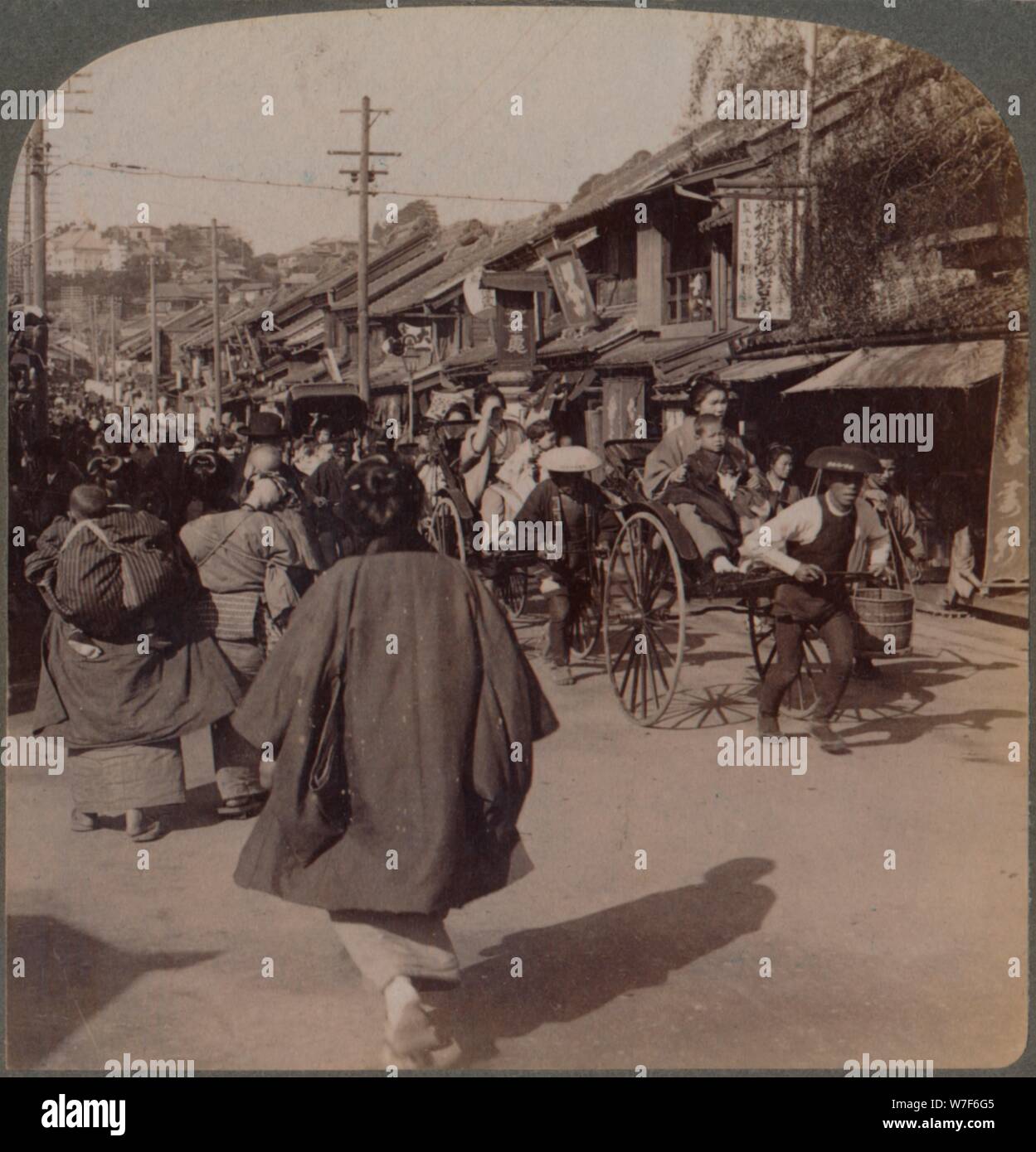 "Luppolo e la folla su Batsumati Street, nel quartiere nativo di Yokohama, Giappone", 1904. Artista: sconosciuto. Foto Stock