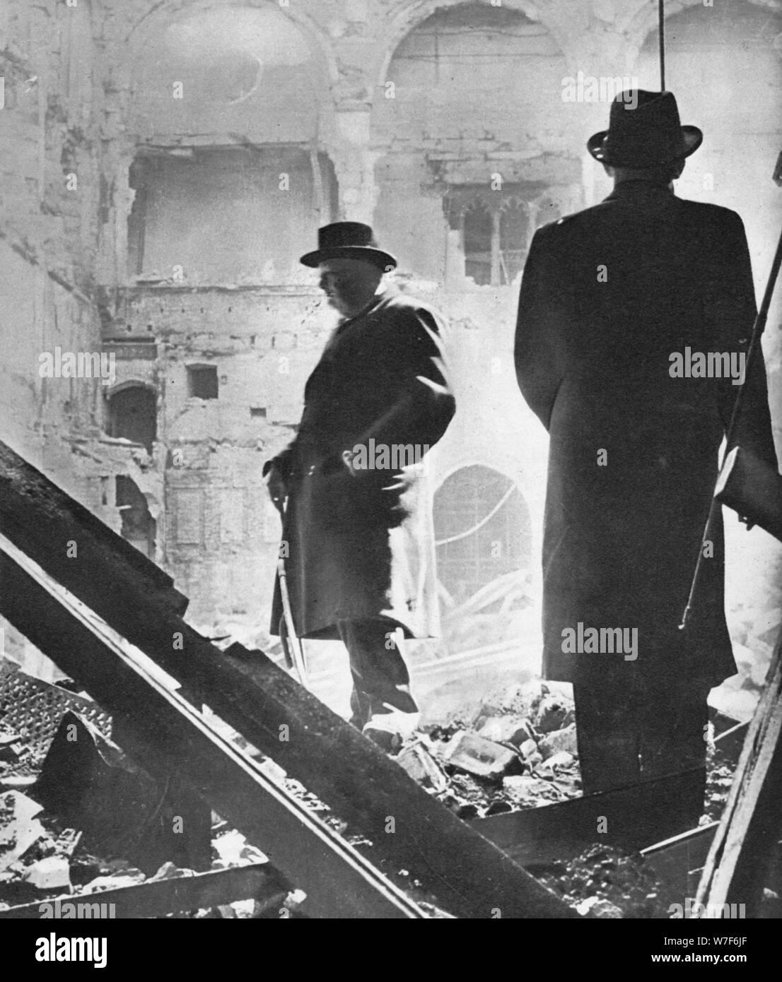 'Mr. Churchill contempla le rovine della House of Commons, bombardato nel maggio 1941', 1941 Artista: sconosciuto. Foto Stock