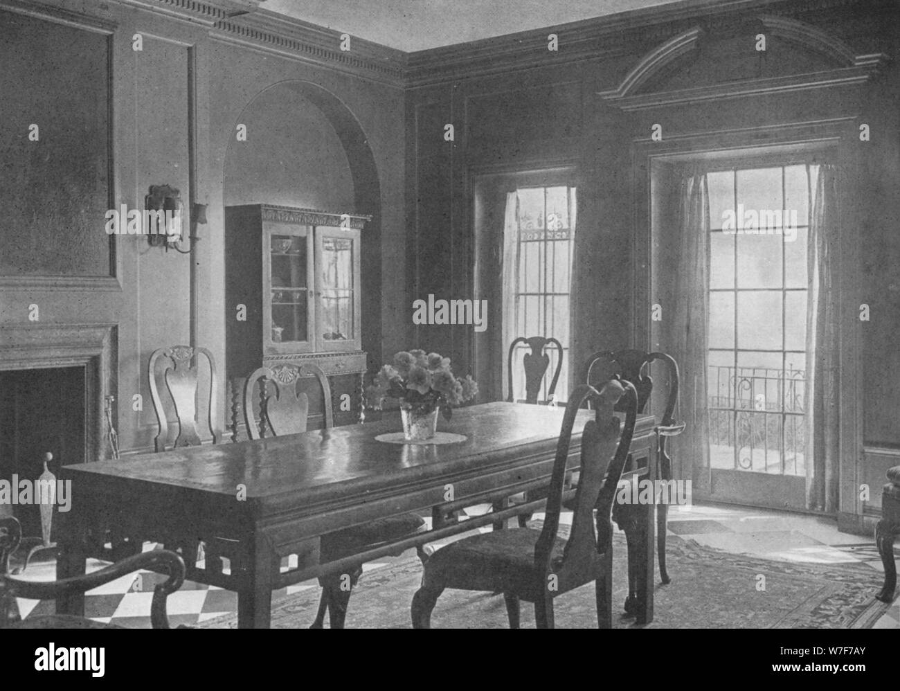 La sala da pranzo, guardando verso la terrazza con giardino, la casa di Mrs WK Vanderbilt, New York City, 1924. Artista: sconosciuto. Foto Stock