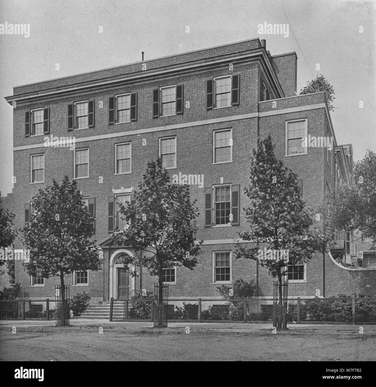 Ingresso anteriore su East 57th Street, casa della signora WK Vanderbilt, New York City, 1924. Artista: sconosciuto. Foto Stock