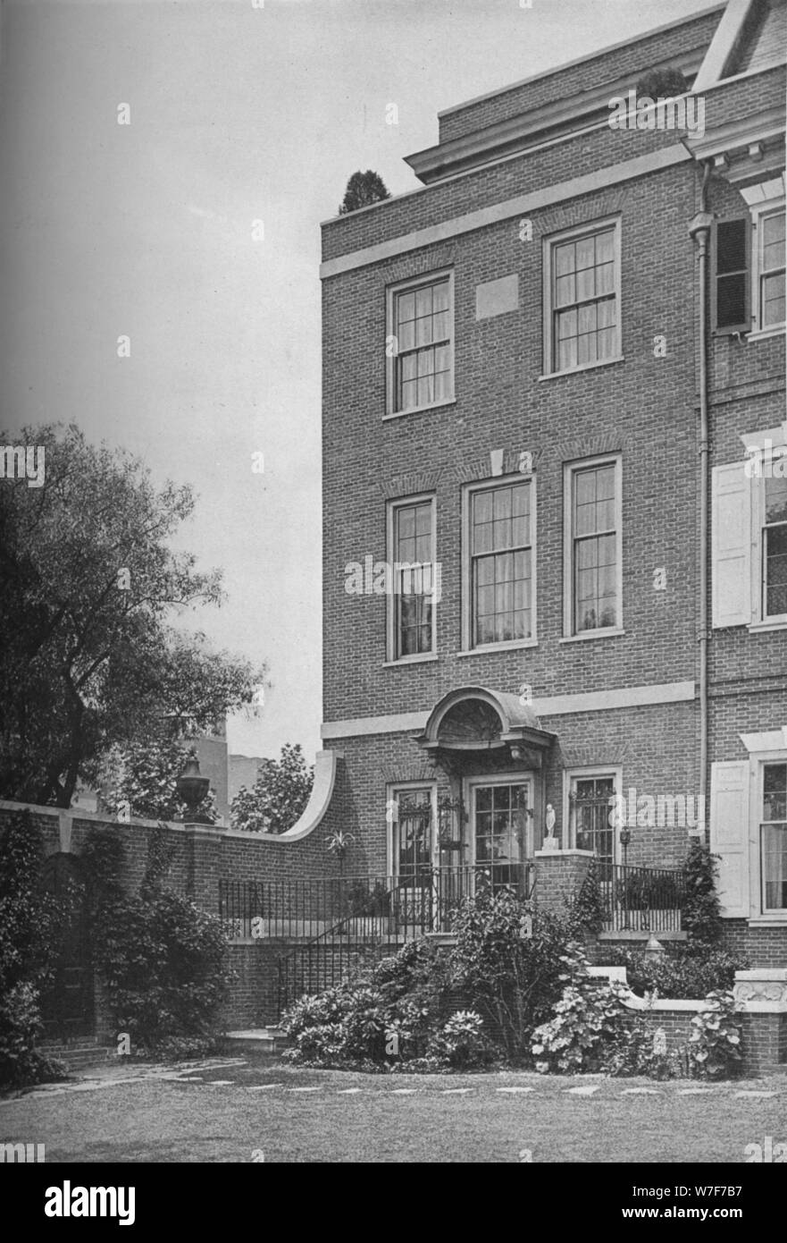Oriente davanti con terrazza e giardino gate, casa di Mrs WK Vanderbilt, New York City, 1924. Artista: sconosciuto. Foto Stock