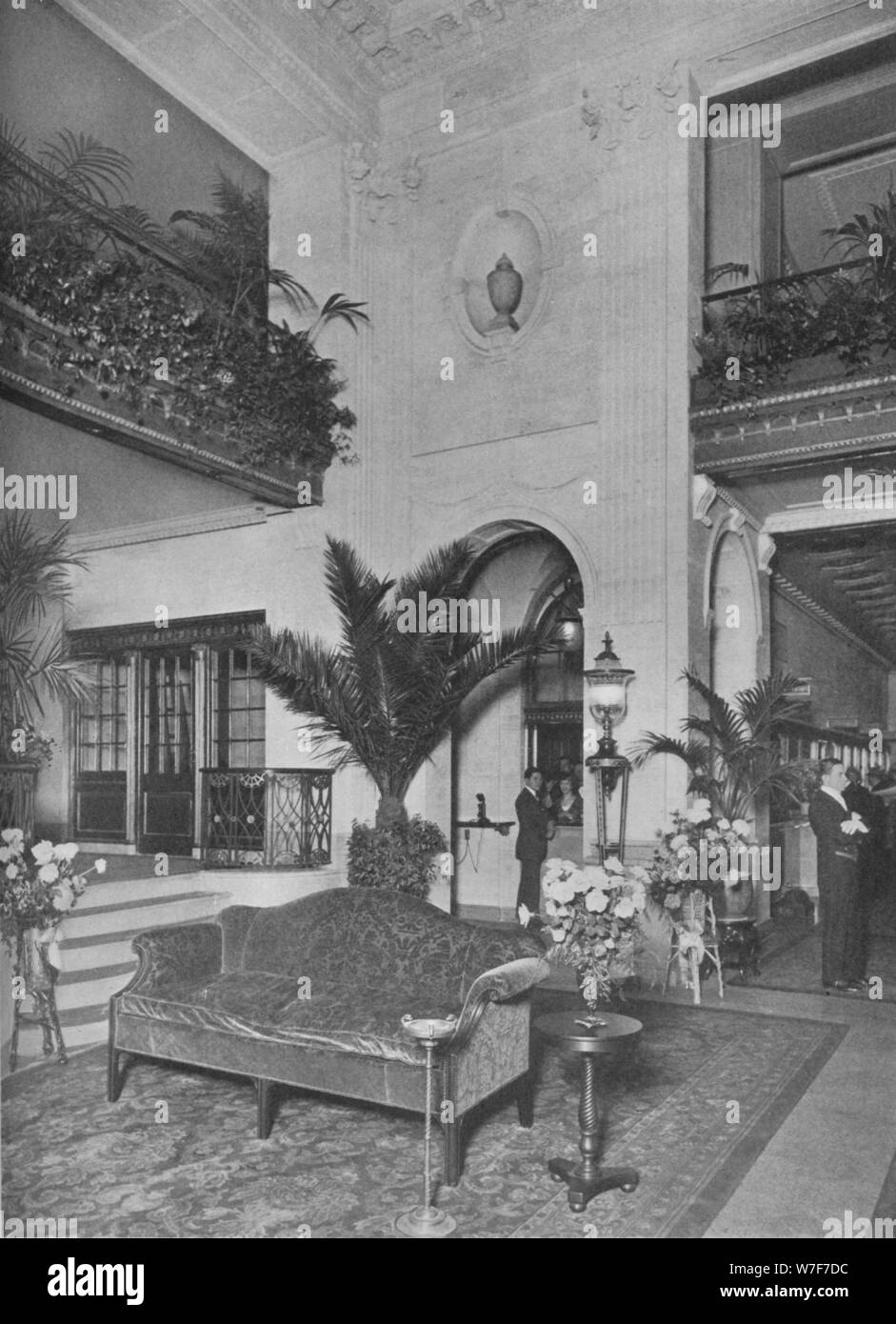 Angolo della lobby principale, guardando verso l'ufficio, Roosevelt Hotel New York City, 1924. Artista: sconosciuto. Foto Stock