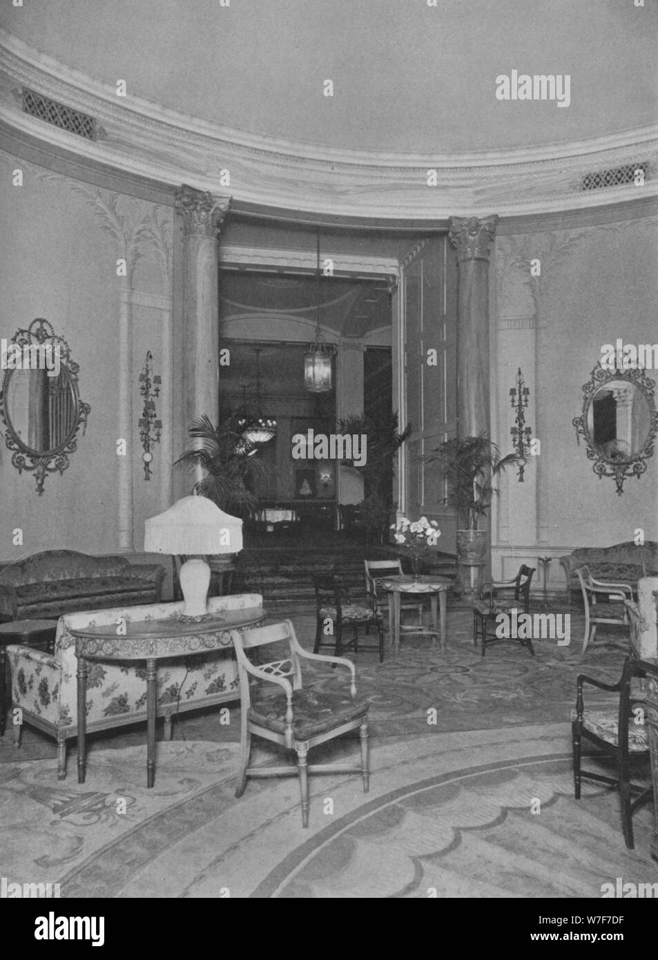 Guardando dalla finestra ovale Palm Camera nella sala da pranzo principale, Roosevelt Hotel New York City, 1924. Artista: sconosciuto. Foto Stock