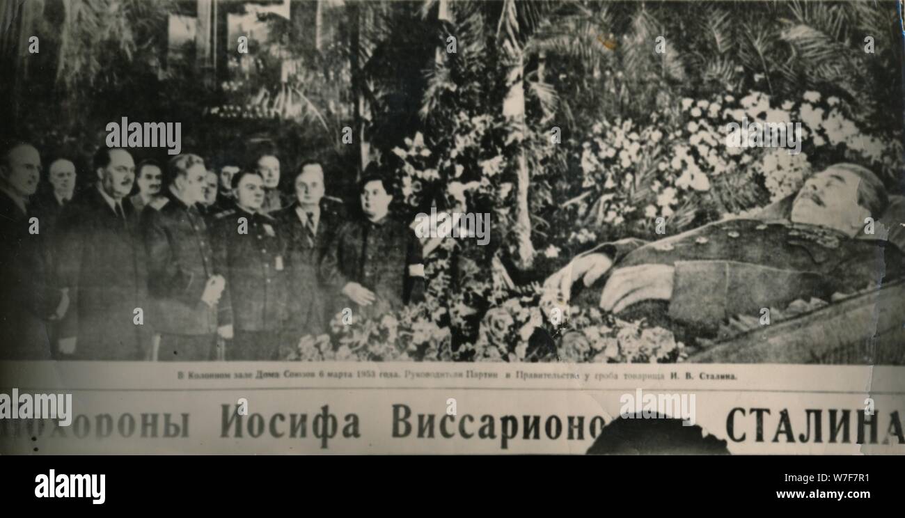 "I leader oviet visita la fiorita bier di Stalin a Mosca Sala delle Colonne. Dietro il capo dell artista: sconosciuto. Foto Stock