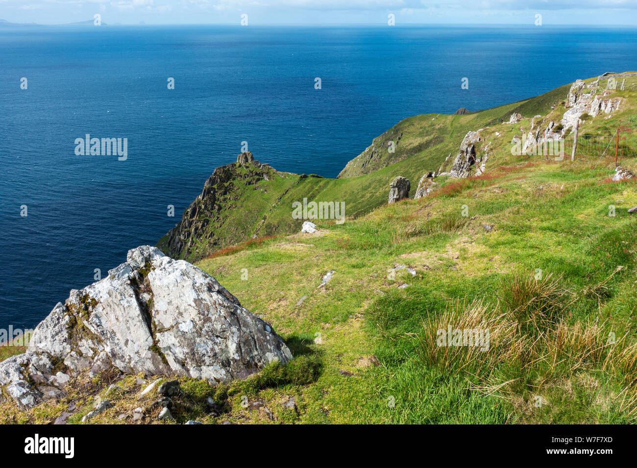 Costa frastagliata visto dalla torre Eask sulla collina Ballymacadoyle sulla penisola di Dingle, nella contea di Kerry, Repubblica di Irlanda Foto Stock