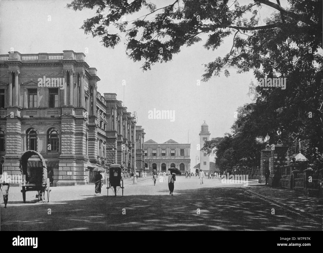'L'Ufficio Generale delle Poste con ingresso a Queen's House e la Torre dell Orologio in distanza', c1890, (1910). Artista: Alfred William Amandus piastra. Foto Stock