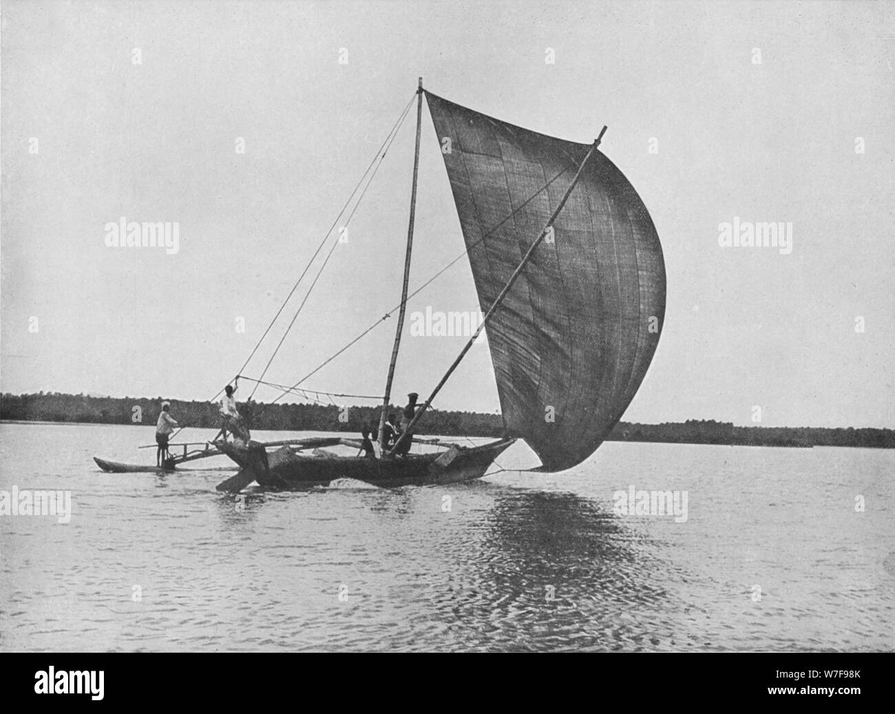 'Outrigger canoa in pieno la vela sul lago di Negombo', c1890, (1910). Artista: Alfred William Amandus piastra. Foto Stock