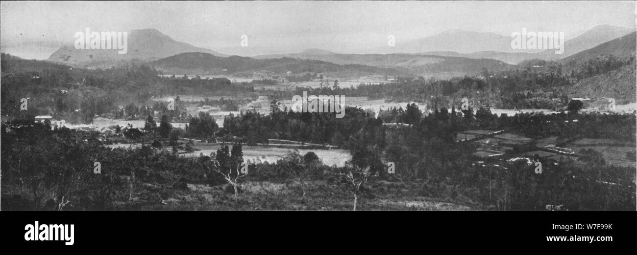 'Vista generale di Nuwara Eliya', c1890, (1910). Artista: Alfred William Amandus piastra. Foto Stock