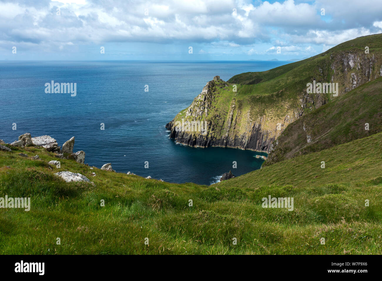 Baia riparata sotto Eask torre sulla collina Ballymacadoyle sulla penisola di Dingle, nella contea di Kerry, Repubblica di Irlanda Foto Stock