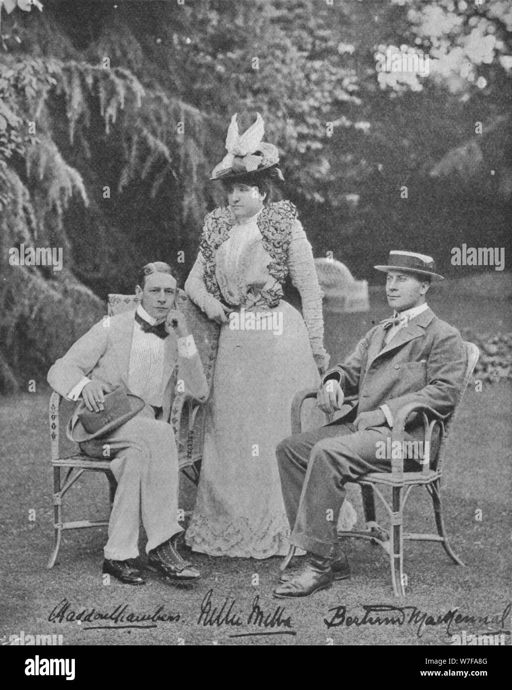 'Madame Melba e il sig. Haddon Chambers e il sig. Bertram Mackennal', c1900, (1910). Artista: Gude H. Foto Stock