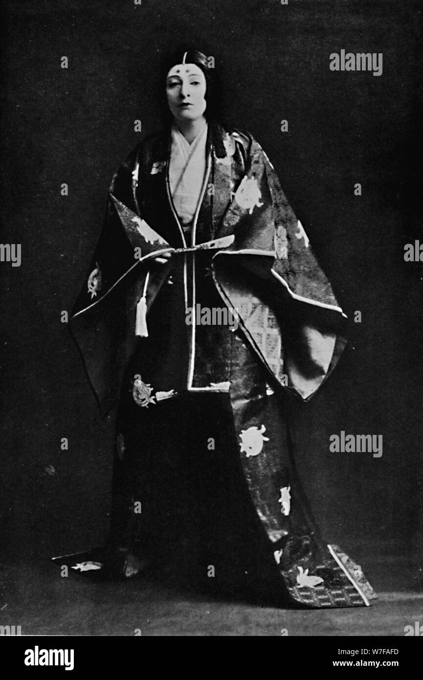 'MRS. Charles Burnett in una quattrocentesca corte giapponese del costume. La sig.ra Burnett's poesie scritte in Japa Artista: Julian Leonard Street. Foto Stock