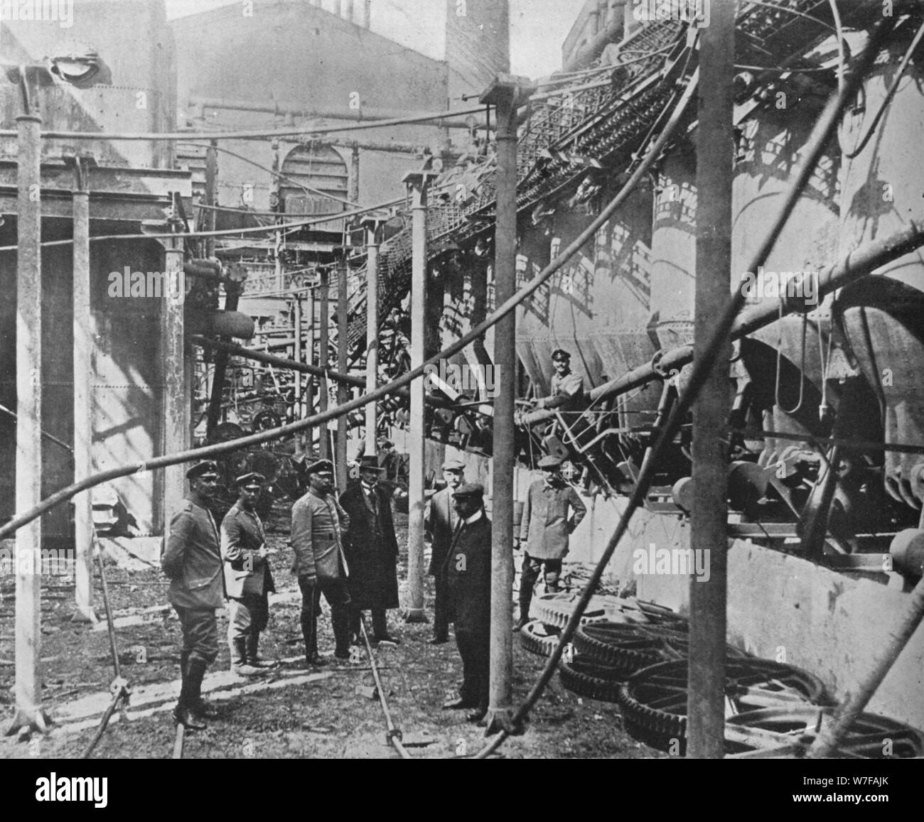 "Una fabbrica devastata dai russi per impedire la sua qualsiasi utilizzo per i tedeschi", 1915. Artista: sconosciuto. Foto Stock