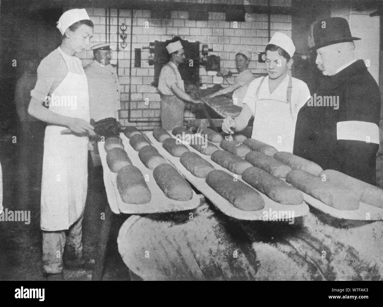 'Un ispettore in visita a un forno di Berlino", 1915. Artista: sconosciuto. Foto Stock