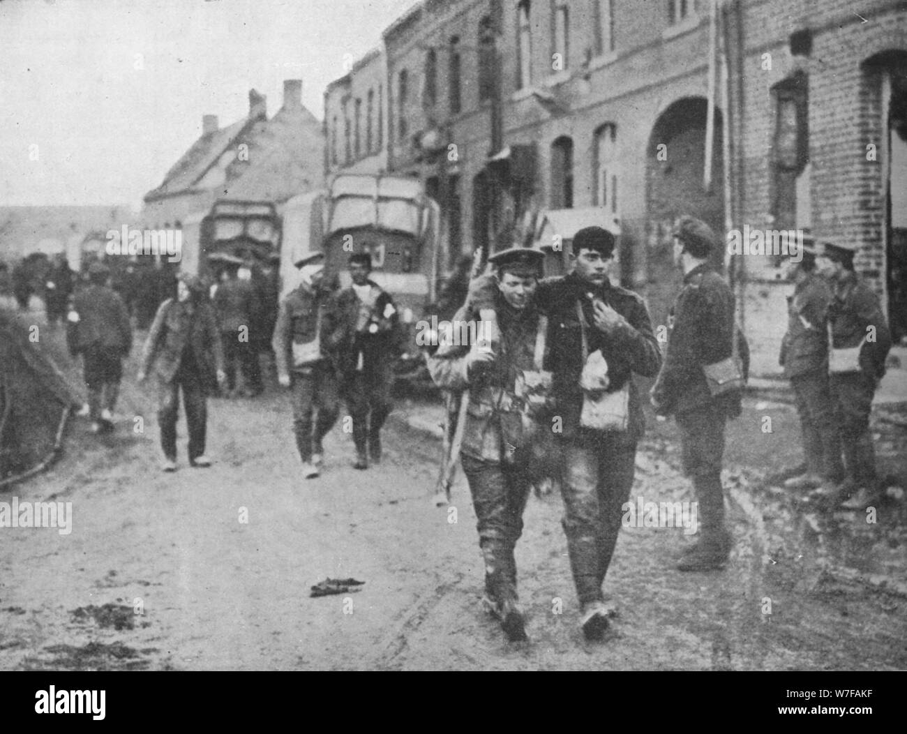 "British feriti tornando a una stazione di ravvivatura dopo un attacco", 1915. Artista: sconosciuto. Foto Stock