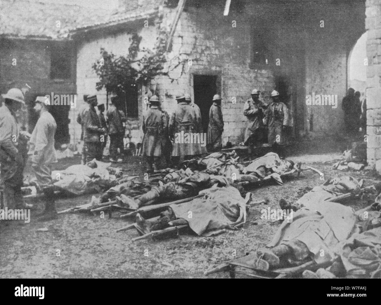 'I feriti francesi essendo rimosso durante un attacco ad una fattoria nella parte posteriore delle linee', 1915. Artista: sconosciuto. Foto Stock