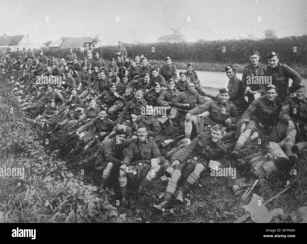 'Royal Army Medical Corps reclute prendere un pasto all'aperto", 1915. Artista: sconosciuto. Foto Stock