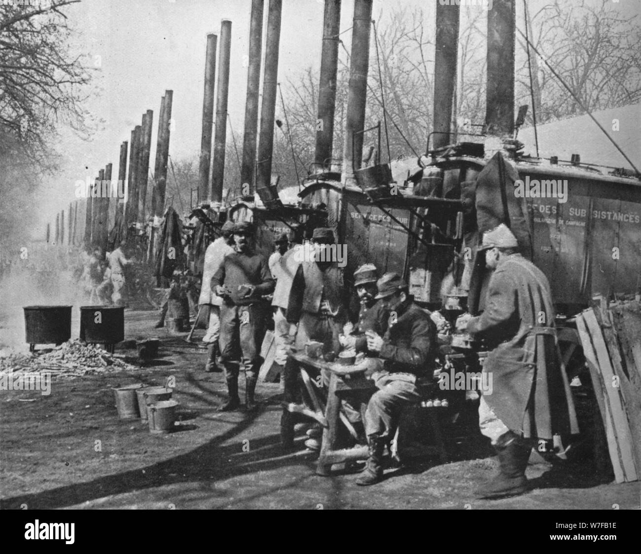 "Dietro le linee francesi, cucine di campo attaccato all'esercito francese', 1915. Artista: sconosciuto. Foto Stock