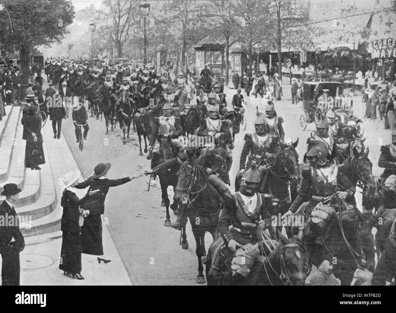 'French cuirassiers cavalcando attraverso le strade di Parigi sul loro modo sulla parte anteriore', 1914. Artista: sconosciuto. Foto Stock