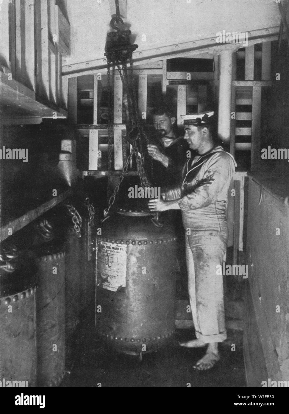 "Prendendo una miniera di sottomarino fuori dei negozi", 1914. Artista: sconosciuto. Foto Stock