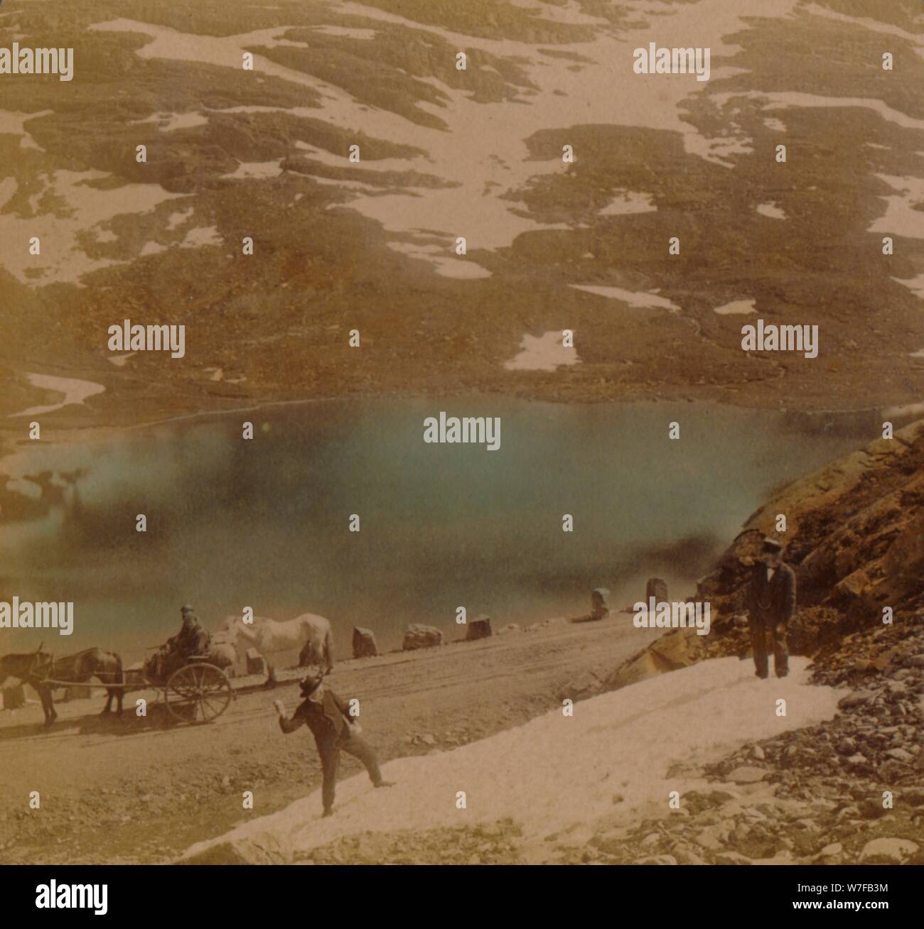 'Viaggiatori con luglio snowballs, sulla strada sopra le montagne Haukeli, Norvegia", artisti: Elmer Underwood, Bert Elias Underwood. Foto Stock