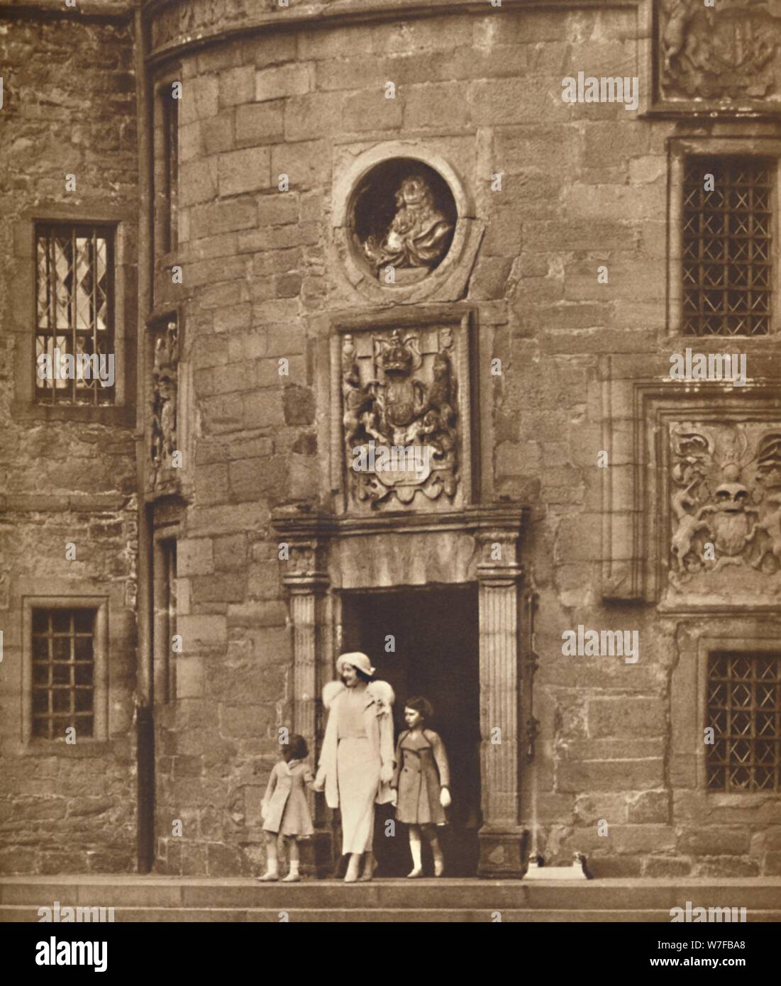 "La Regina alla sua vecchia casa' Glamis Castle, c1936 (1937). Artista: sconosciuto. Foto Stock