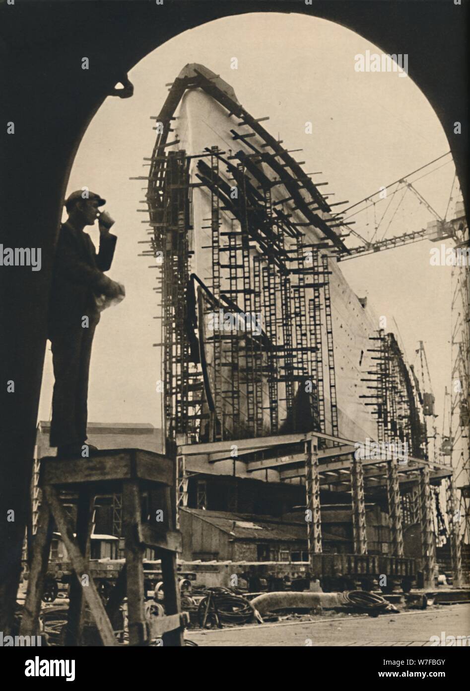 'L'imponente scafo, parzialmente collocate", 1930-1934, (1936). Artista: sconosciuto. Foto Stock