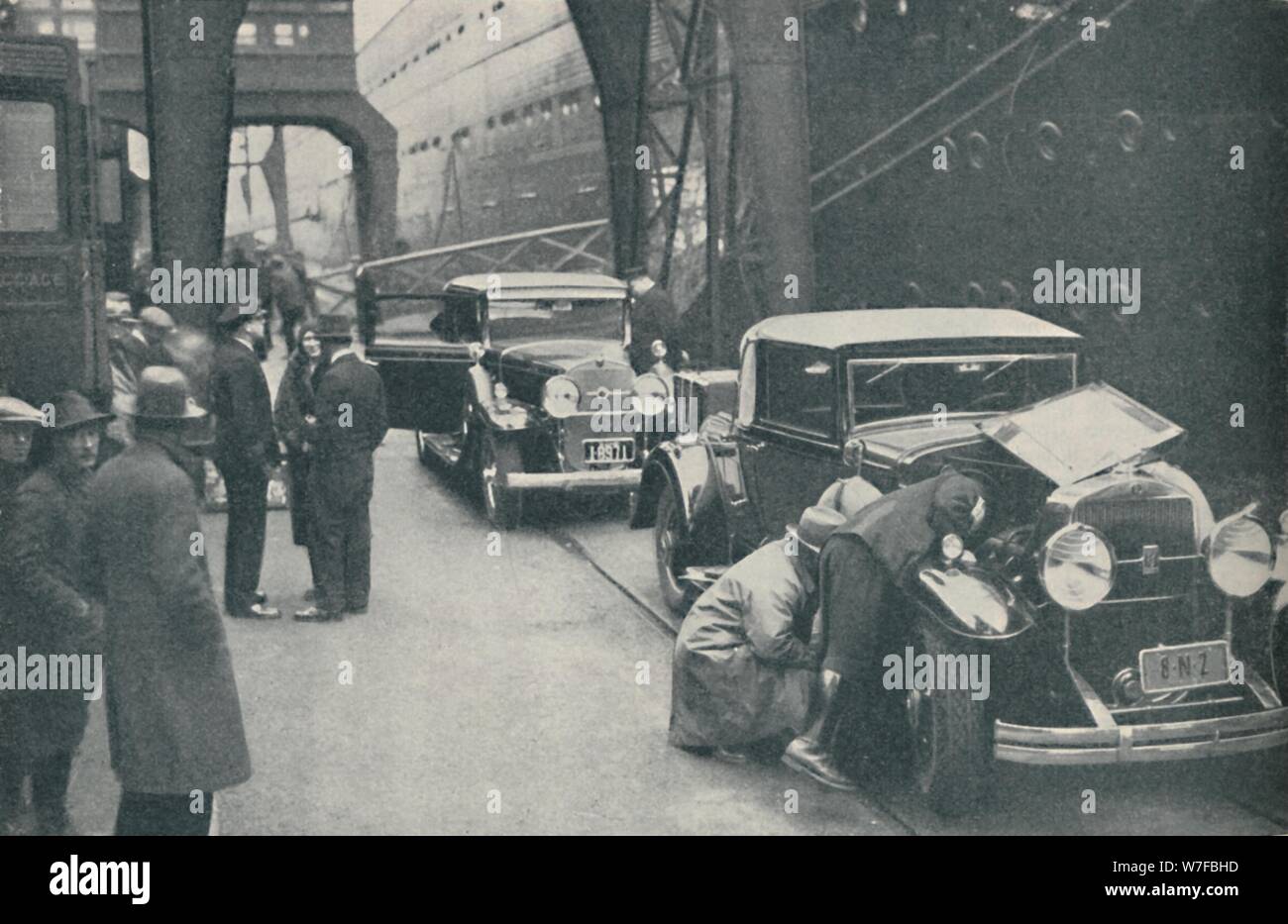 'I doganieri esaminando le autovetture a Southampton', 1937. Artista: sconosciuto. Foto Stock