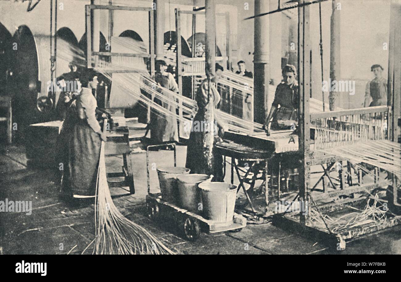 "Una conicità di cera-making vegetale", 1917. Artista: sconosciuto. Foto Stock